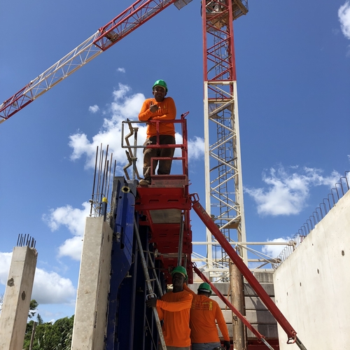 Des travailleurs du bâtiment sur un chantier en Guadeloupe