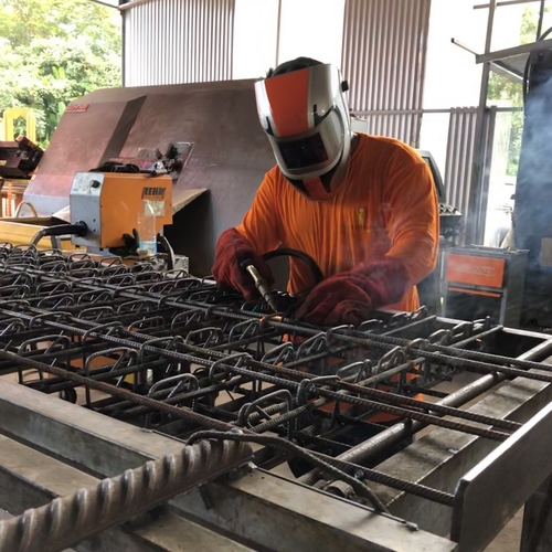 Un soudeur du secteur de l'industrie